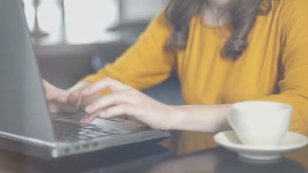 Senhora concentrada trabalhando no relatório em local confortável co-working, freelance — Vídeo de Stock