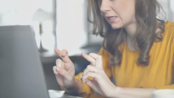 Mulher excitada usando laptop, cruzando os dedos para boa sorte, promoção de emprego e-mail — Vídeo de Stock