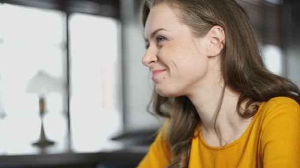 Fröhliche Frau trinkt Kaffee und kommuniziert im Restaurant, Vorstellungsgespräch — Stockvideo