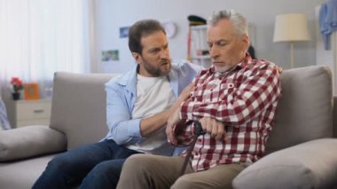 Orta yaşlı erkek rahatlatıcı emekli baba, eşi kaybı, depresyon