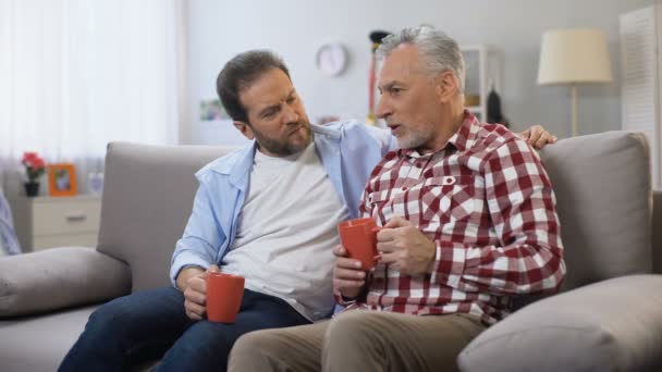 Otec a syn spolu měli kávu a vzpomínli na příjemné okamžiky, rodinu — Stock video
