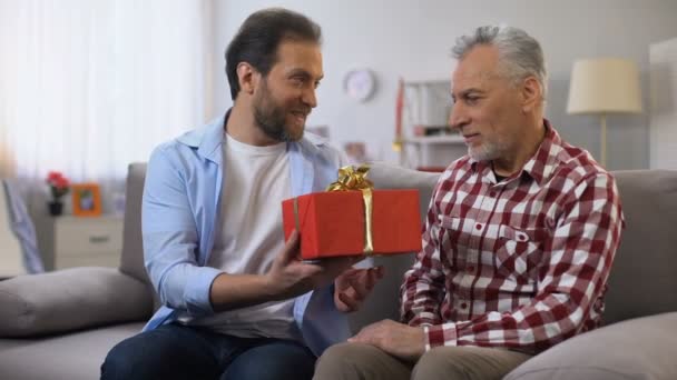 Hijo adulto felicitando padre mayor con el día del padre, celebrando cumpleaños, cuidado — Vídeos de Stock