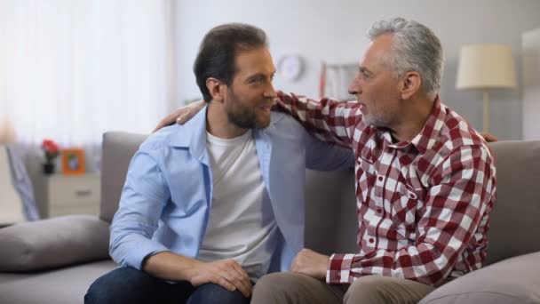 Alternder Vater und Sohn mittleren Alters schlagen Fäuste freundliche Familienbeziehungen, Vertrauen — Stockvideo