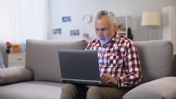 Χαρούμενο ηλικιωμένο άνθρωπο που λαμβάνει απάντηση στην ιστοσελίδα γνωριμιών, λαμβάνοντας καλά νέα — Αρχείο Βίντεο