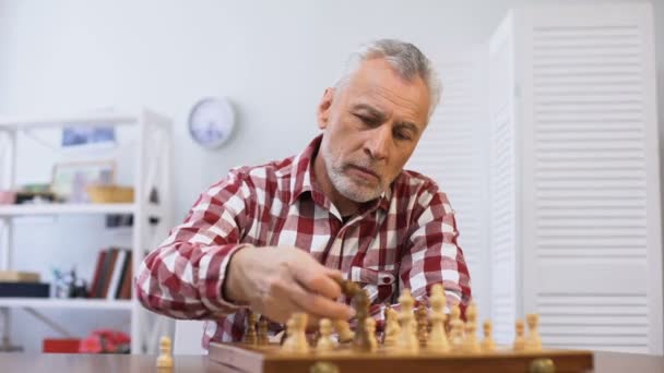 Åldrande fundersam manliga spelar schack ensam, lidande ensamhet i vårdhem — Stockvideo