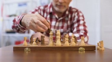 Satranç yarışması için kıdemli centilmen eğitimi, strateji geliştirme, checkmate
