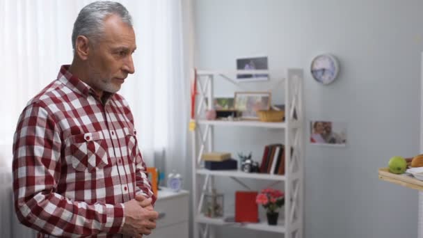 Dobrovolník přináším starší mužskou podnos se snídaní, pomáhající v domově důchodců — Stock video