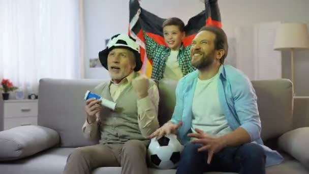 Glückliche deutsche Fans, die der Fußballmannschaft zujubeln, freundliche Familie, die Spaß hat — Stockvideo