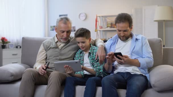 Multiage familjemedlemmar väljer presenterar online, mobil shopping ansökan — Stockvideo