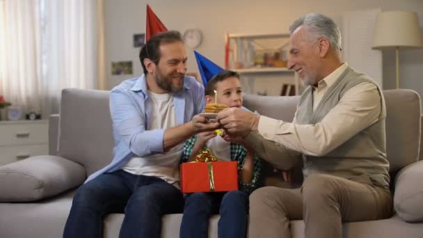 Hombre de mediana edad y niño preadolescente felicitando al abuelo con aniversario, familia — Vídeos de Stock