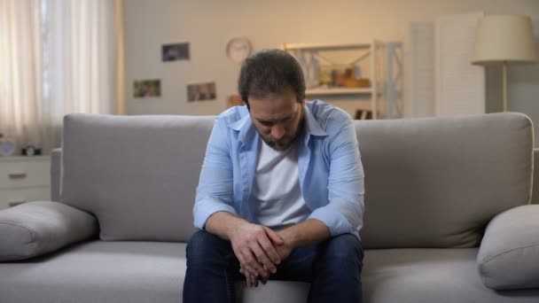 Deprimido de mediana edad masculina que sufre soledad, problemas psicológicos, crisis — Vídeo de stock