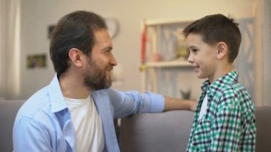 Orta yaşlı baba kucaklayan okul oğlu, aile bakımı ve güvenilir ilişkiler