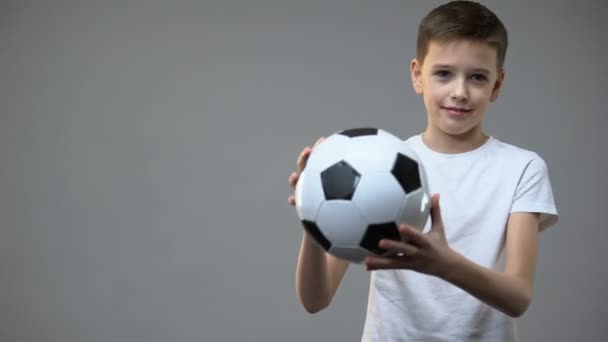 サッカーボール、若いチャンピオン、趣味やライフスタイルで遊ぶアクトティーンの少年 — ストック動画