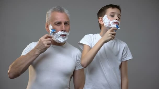 Glücklich erwachsener Mann und frühgeborener Junge rasieren, Kind lehrt, Mann zu sein, morgendliches Ritual — Stockvideo