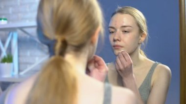 Tonik losyon ile ergenlik kadın temizlik yüz, akne krem pamuk ped uygulayarak