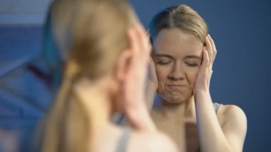 Depresif kadın ne yazık ki ayna görünümlü, görünüm, adolscence ile mutsuz