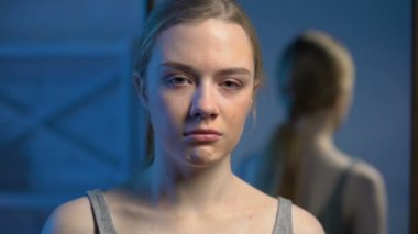 Desperate genç kadın ağlayan closeup, ergenlik yaş depresyon, istismar sorunu