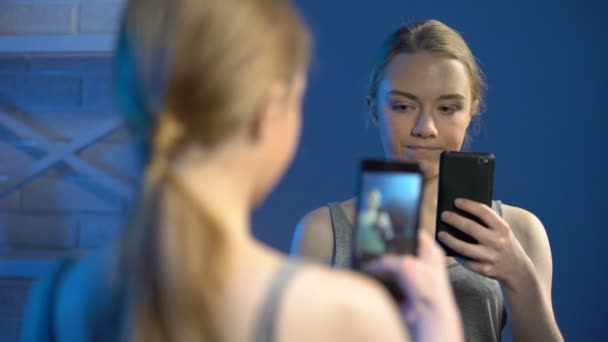 Tonåring gör falska bröst och ta Selfie i spegeln, vuxen ålder imitation — Stockvideo