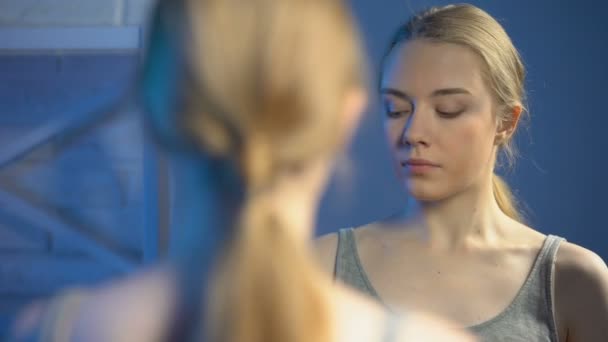 Femme choquée regardant les aisselles dans la réflexion miroir, âge de puberté, changements de corps — Video