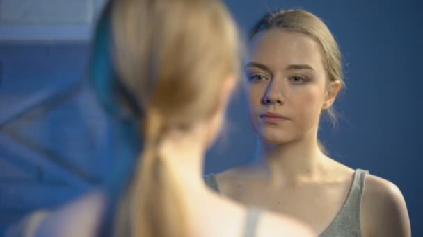 Jovem mulher examinando espelho de pele do rosto, infeliz com reflexão, inseguranças — Vídeo de Stock