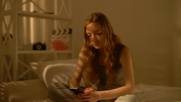 Estudiante universitario triste escribiendo mensaje de teléfono inteligente en casa, problemas de relaciones, ruptura — Vídeo de stock