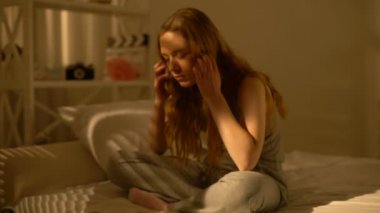 Evde baş ağrısı çeken depresif genç kadın, olumsuz duygular, stres