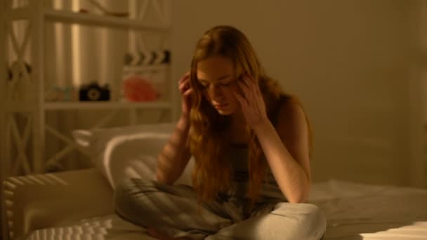 Estressado adolescente do sexo feminino sentado em casa cama, puberdade dificuldades de idade, depressão — Vídeo de Stock