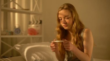 Mutlu kadın tutan gebelik test eli, aile planlaması, doğum heyecanı