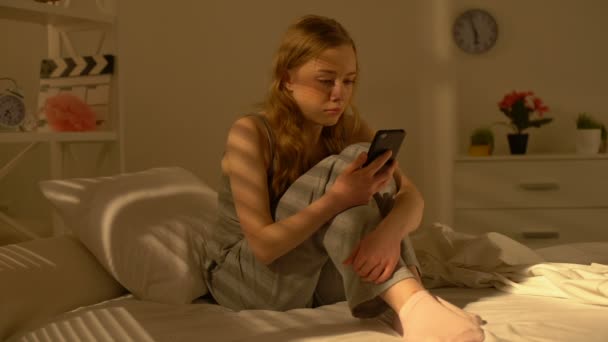 Sad college student gråta när du läser smartphone meddelande, puberteten ålder upplösning — Stockvideo