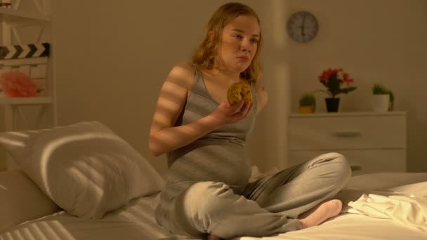 Depresso incinta masticare ciambella femminile, disturbo alimentare abbuffata, stress di maternità — Video Stock