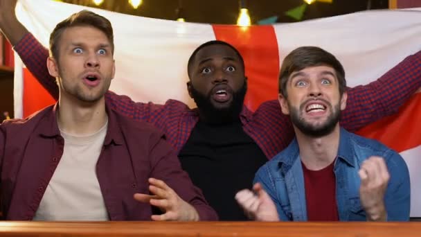 Happy multiracial fans with English flag rejoicing national sports team victory — Stock Video