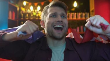 Barda ABD bayrağını sallayan üzgün erkek taraftar, milli takım yenilgisinden memnun değil