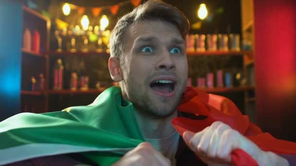 Rozčilený mužský fanoušek s portugalskou vlajkou zklamaný o oblíbeném týmu prohrávajícího hru — Stock video