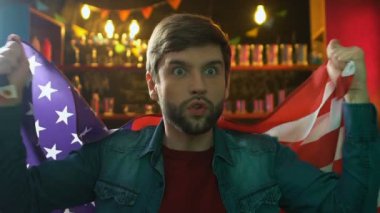 Barda Abd bayrağını sallayan üzgün erkek taraftar, milli takım yenilgisinden memnun değil