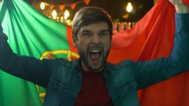 Milli spor takımının zaferine sevinen Portekiz bayrağını sallayan taraftar son derece sevindi