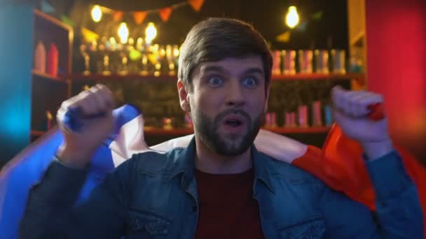 Örömteli sport rajongó integetett zászlaja Franciaországban pub, örvendezve kedvenc csapata győzelme — Stock videók