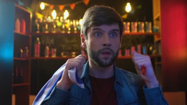 Fan de sport barbu avec drapeau de France regardant match dans le bar, bouleversé par la défaite — Video