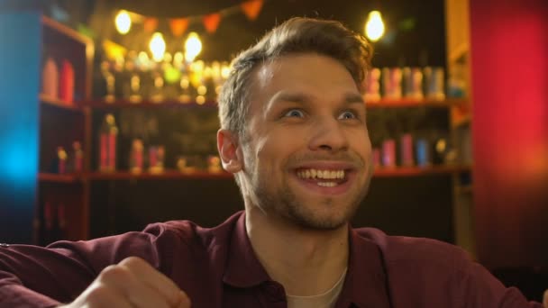 Alegre fanático de los deportes masculinos viendo el partido en el bar, regocijando victoria favorita del equipo — Vídeo de stock