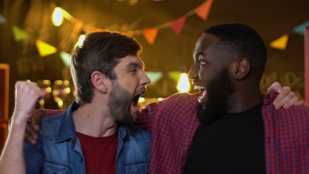 Freudige multiethnische männliche Fans zeigen Ja-Geste und feiern das Tor der Nationalmannschaft — Stockvideo