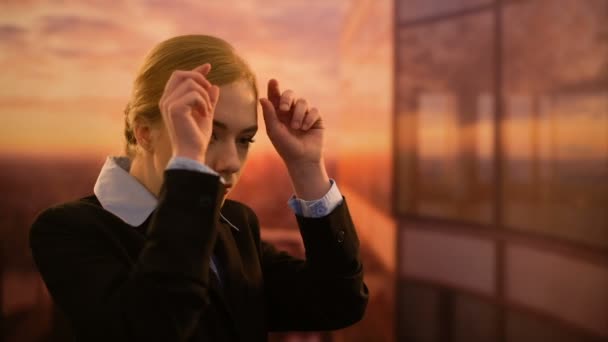 लेडी बॉस बिजनेस सेंटर के टेरेस पर खड़ा है, परियोजना सफलता में आत्मविश्वास — स्टॉक वीडियो