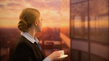 Pretty lady çay içme, iş günü sonunda gün batımı zevk, antistress