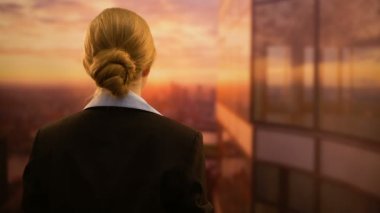 Yorgun kadın işçi boyun egzersizleri yapıyor, ofis penceresinden gün batımı zevk