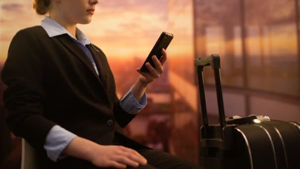 Lady prenotazione hotel per telefono in attesa di volo in aeroporto, viaggio d'affari — Video Stock