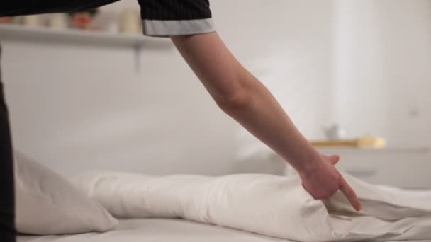 Уборщица постельного белья, подготовка гостиничного номера к приходу новых гостей, обслуживание — стоковое видео