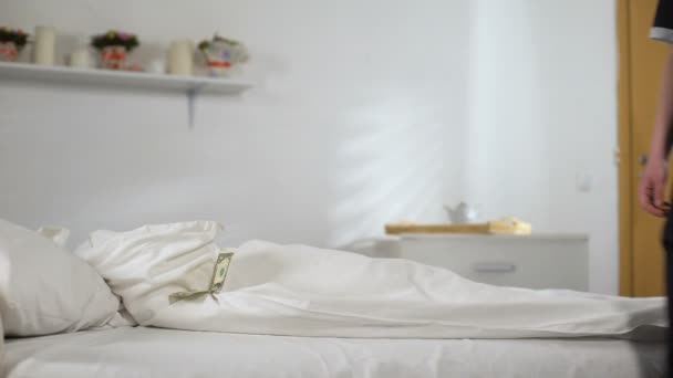 Zimmermädchen nimmt Dollar-Trinkgelder aus dem Bett für Reinigungsdienst, Teilzeitjob — Stockvideo