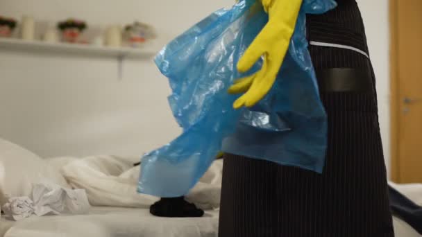 Huishoudster verzamelen lingerie en flessen van bed After Party, schoonmaakservice — Stockvideo