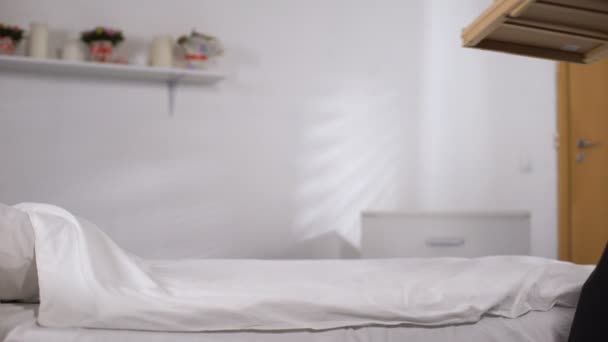 Домогосподарка приносить сніданок в ліжко, замовлення їжі в готельному номері, якісне обслуговування — стокове відео