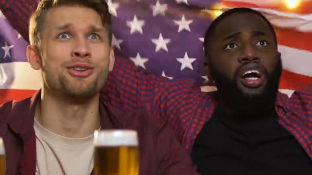 Amigos con bandera de EE.UU. viendo el partido en el pub, felices por la victoria de la selección nacional — Vídeo de stock