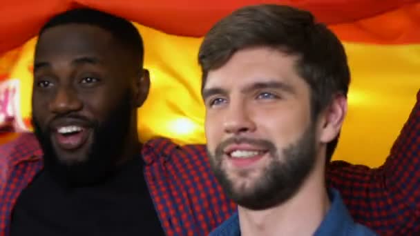 Aficionados al fútbol ondeando bandera española, cantando himno nacional antes del partido, liga — Vídeos de Stock