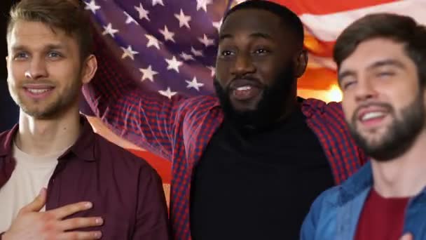 Souriants supporters de football avec drapeau américain chantant hymne national avant le match — Video